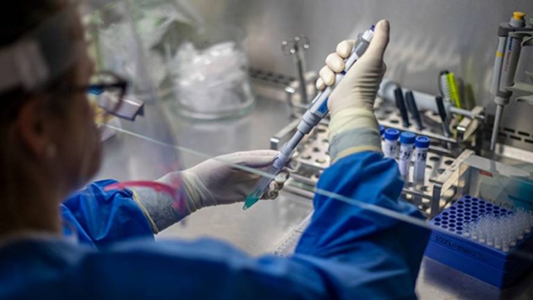 Estos son los síntomas de la variante Ómicron: dolor muscular, fatiga y cefalea, pero sin problemas respiratorios