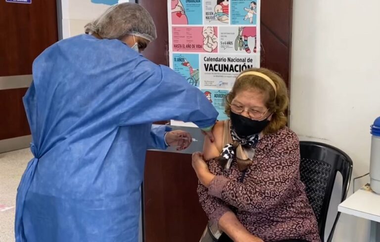 Gran Preocupación, para la OMS, Ómicron se propaga más rápidamente y las vacunas son menos efectivas