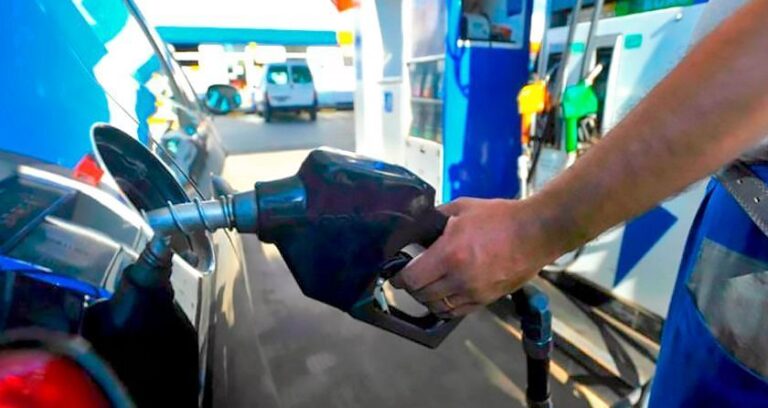 El Gobierno pospone suba de impuestos a los combustibles