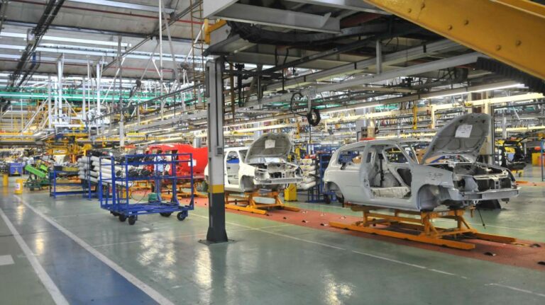 Dos automotrices paran producción por falta de neumáticos