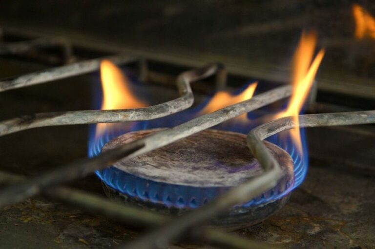 Se acerca un invierno muy frío, habrá faltante de  gas y sin divisas extranjeras