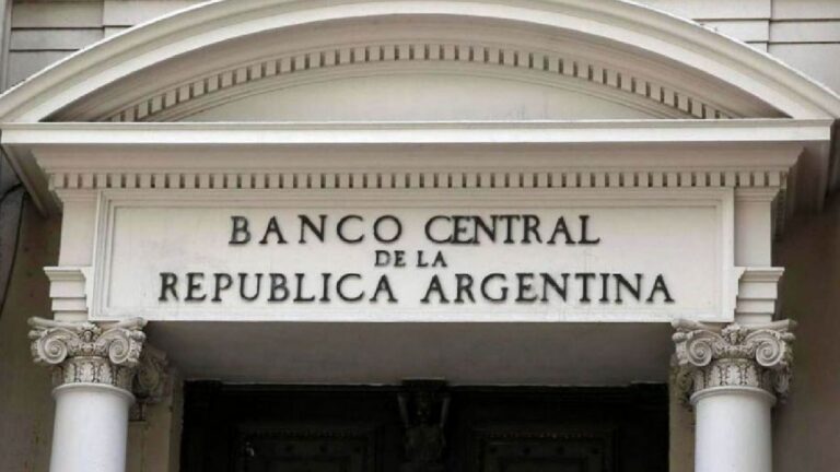 En defensa de las reservas el Banco Central aplica medidas para evitar maniobras con importaciones