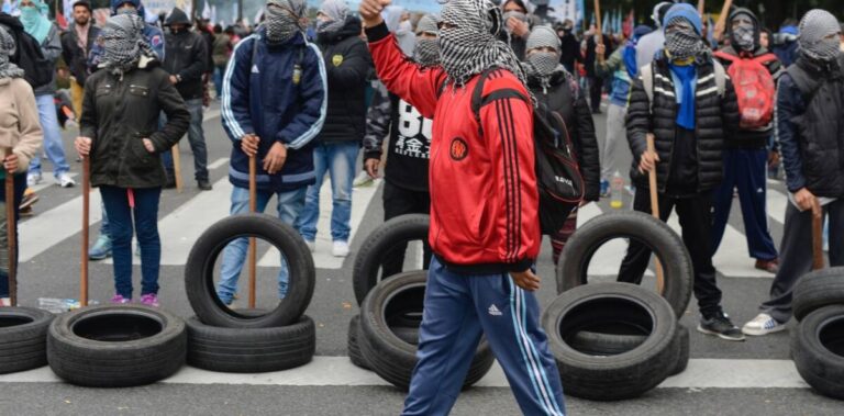 Piqueteros bloquean a empresas productoras de alimentos