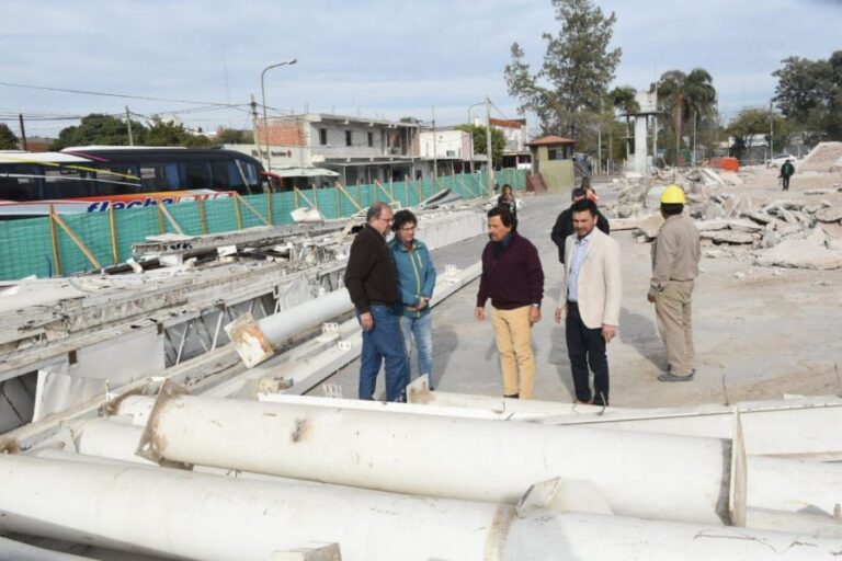 En Güemes, Sáenz supervisó las obras en la nueva terminal y en la escuela Monseñor Tavella