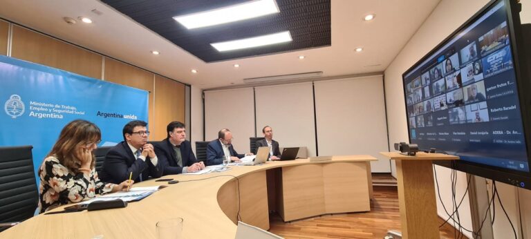 Elevarán el salario mínimo a $ 57.900 en tres tramos