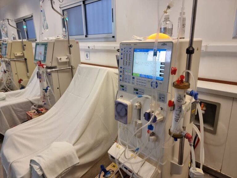 El Centro de Diálisis del hospital Oñativia incorporó 10 sillones nuevos para hemodiálisis