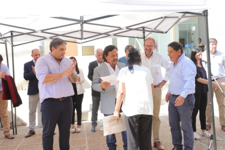 Infraestructura: hospital de Tartagal, entrega de escrituras, obras de agua y construcción de casas