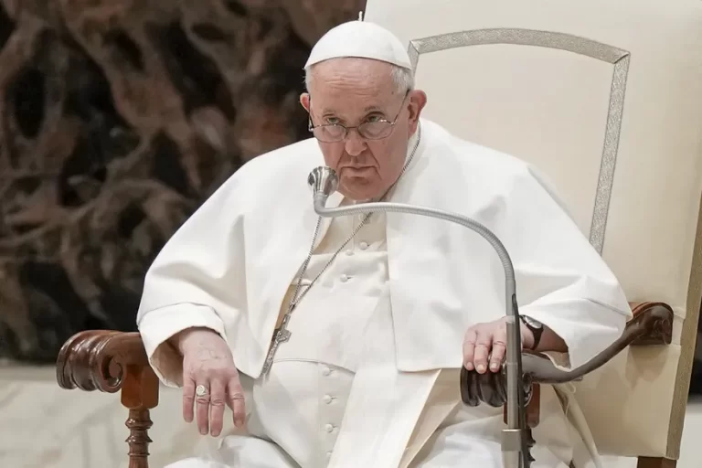 El Papa Francisco podría salir mañana de hospital fue internado por una bronquitis infecciosa, tuvo una buena noche y se recupera pronto