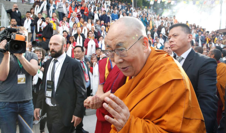 La insólita respuesta de los tibetanos tras el video del Dalai Lama besando un niño: «Todo está hipersexualizado»
