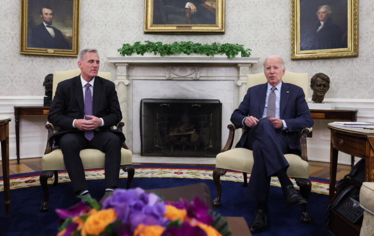 Biden y McCarthy llegan a un acuerdo «histórico» para elevar la deuda nacional y evitar el default