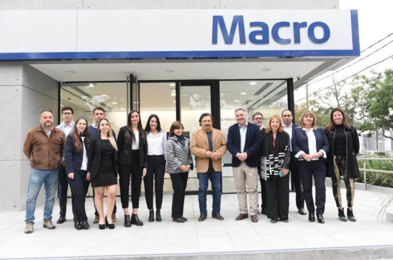 Banco Macro inauguró la primer sucursal en San Lorenzo y se hizo presente para conocerla el gobernador Sáenz