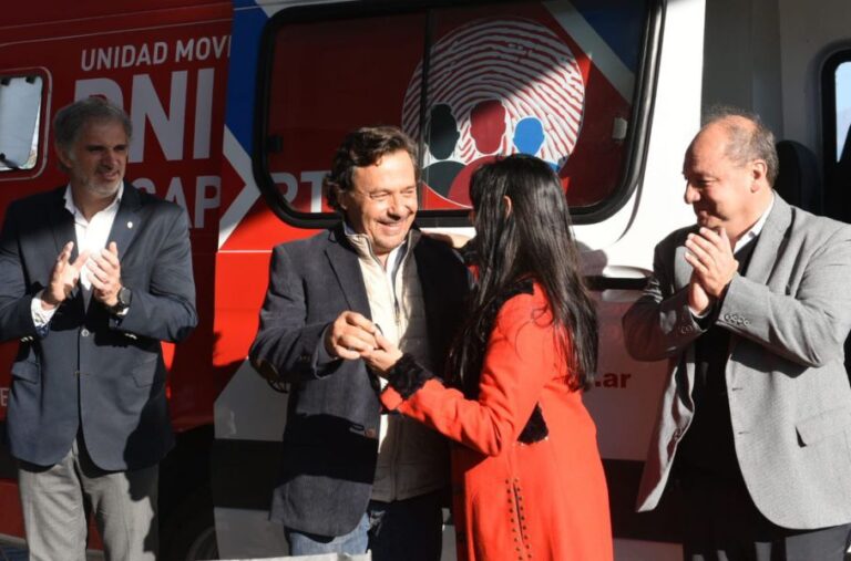 El Gobernador Sáenz entregó un móvil para realizar trámites del Registro Civil