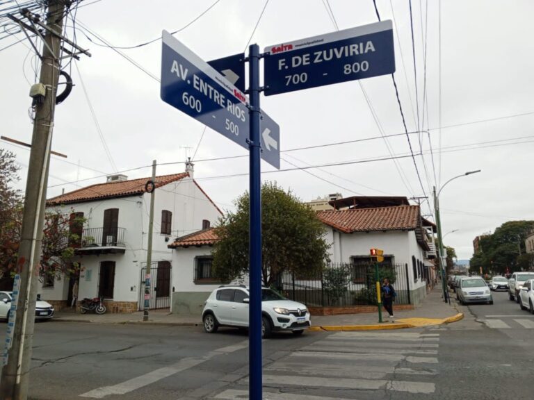 Fueron colocados 300 nuevos carteles nomencladores de calles para mejorar la orientación en la ciudad