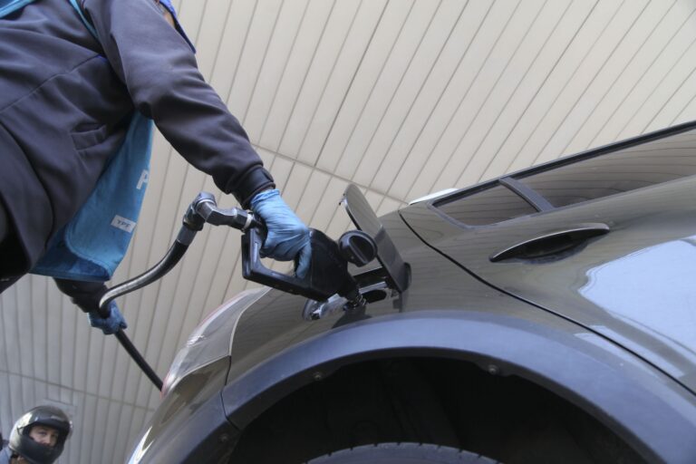 Efecto devaluación, aumentó la nafta un 12,5% y sigue golpeando los bolsillos