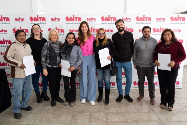 Bettina Romero entregó microcréditos municipales a emprendedores de la ciudad