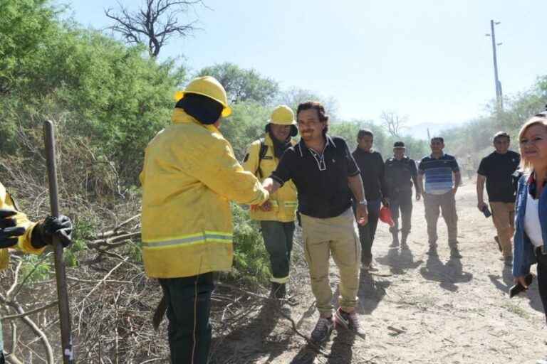 Sáenz recorrió la zona afectada por los incendios en Cafayate