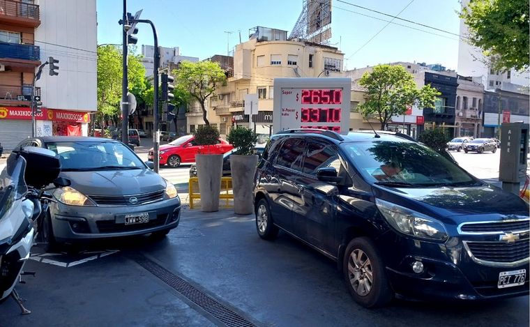 Largas filas para cargar combustible en estaciones de distintos puntos del país