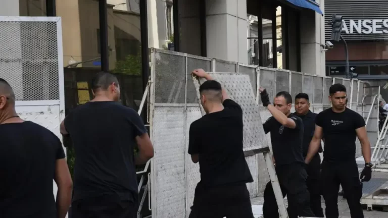 Vallaron el Hotel Libertador por una protesta social contra Javier Milei