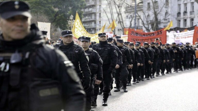 «De pegarle a un jubilado no se vuelve»: la reacción de la oposición por la represión frente al Congreso