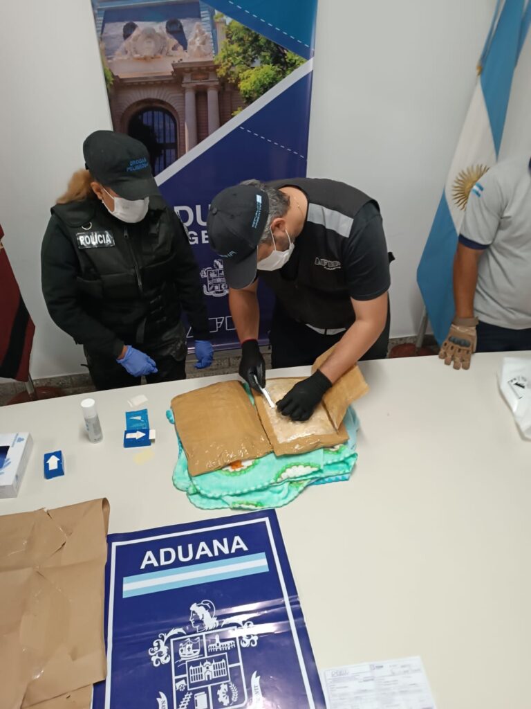 La Aduana secuestró estupefacientes y mercaderías varias por un valor de $216.800.000.-