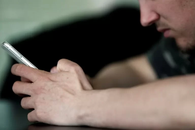 Detienen a una profesora salteña acusada de seducir a su alumno de 15 años