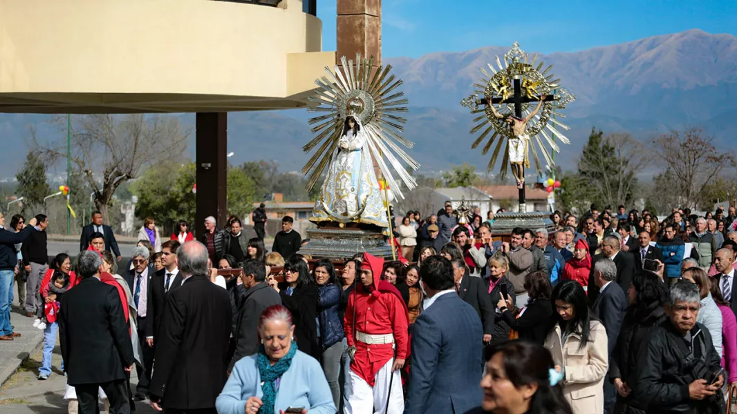 Las imágenes peregrinas del Señor y la Virgen del Milagro visitaron el Centro Cívico Grand Bourg