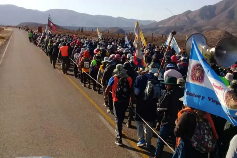 Miles de peregrinos avanza por las rutas salteñas