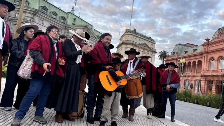Sáenz reclamó las obras para Salta frente a Casa Rosada: “Vengo a cumplir con lo que le prometí a los salteños”