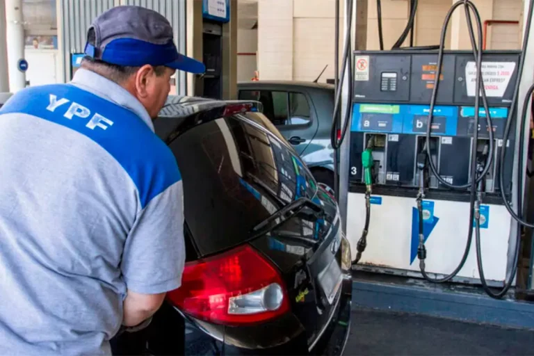 Aumentos “silenciosos” de YPF: cuántos puntos por encima de la inflación subieron los combustibles
